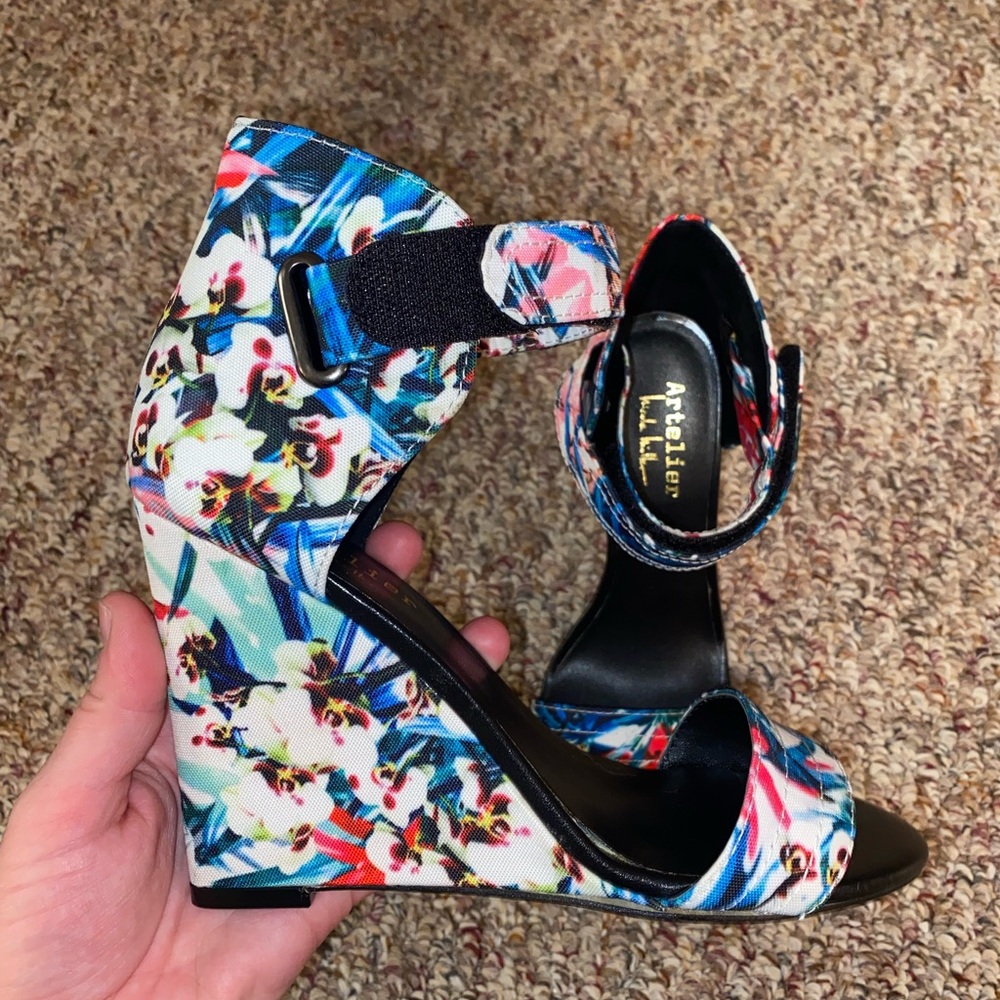 Nicole Miller wedges size 6